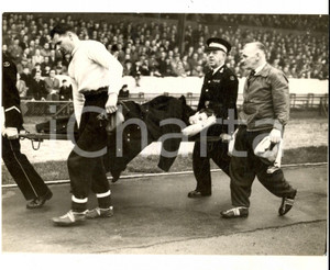 Fotografia d epoca originale 1957 LONDON FOOTBALL CHELSEA Reg MATTHEWS carried off on stretcher Photo 20x16 1