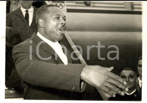 Fotografia d epoca originale 1960 ROMA BOXE Archie MOORE arriva per l incontro con Giulio RINALDI Foto 18x13 1