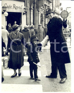 Fotografia d epoca originale 1958 WOLVERHAMPTON UK Peter TOPLISS little policeman Photo 13x18 cm 1