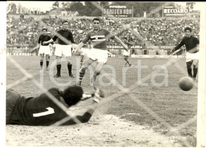 Fotografia d epoca originale 1960 ca CALCIO BOLOGNASAMPDORIA Respinta di Attilio SANTARELLI Foto 18x13 cm 1
