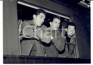 Fotografia d epoca originale 1956 CALCIO NAZIONALE Luigi BODI Gastone BEAN Orlando ROZZONI in partenza Foto 1
