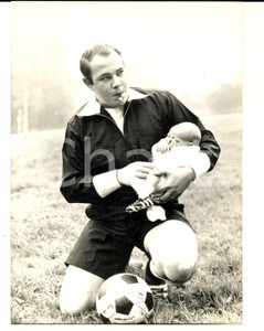 Fotografia d epoca originale 1969 CALCIO GLOUCESTER Arbitro Graham Ellis con il figlio neonato Foto 14x18 cm 1