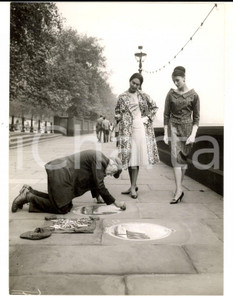 Fotografia d epoca originale 1958 LONDON Mannequins Marine and Cheresita with a pavement artist Photo 16x21 1