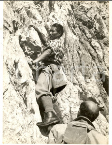 Fotografia d epoca originale 1957 ALPINISMO Ritratto di Tenzing NORGAY in scalata con Lionel TERRAY Foto 1