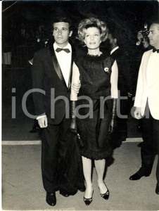 Fotografia d epoca originale 1963 FESTIVAL DI CANNES Monica VITTI accompagnata da Francisco RABAL Foto 1