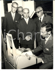 Fotografia d epoca originale 1970 MILANO Ministro Giacinto BOSCO inaugura mostra elettrodomestici Foto 18x24 1