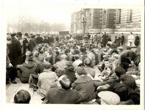 Fotografia d epoca originale 1960 ca LONDON La polizia vigila durante una manifestazione Foto 20x15 cm 1