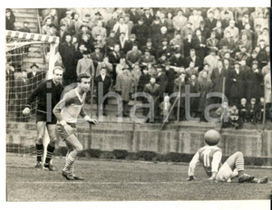 Fotografia d epoca originale 1960 ca CALCIO Un pallone al posto della testa Foto CURIOSA ILLUSIONE OTTICA 1