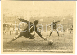 Fotografia d epoca originale 1960 ca CALCIO SERIE A GENOVA MARASSI Rigore per il GENOA Foto 18x13 cm 1