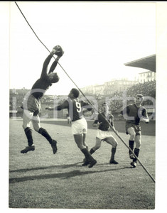 Fotografia d epoca originale 1959 CALCIO FIORENTINAGENOA Lorenzo PICCOLI para su Miguel MONTUORI Foto 1