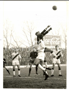 Fotografia d epoca originale 1960 CALCIO SERIE B MONZA GENOA Antonio RIGAMONTI libera l area Foto 14x18 cm 1