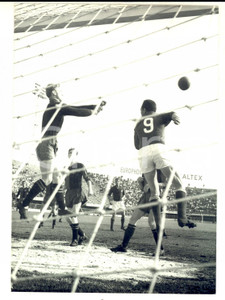 Fotografia d epoca originale 1959 CALCIO FIORENTINAGENOA Lorenzo PICCOLI devia su Miguel MONTUORI Foto 1