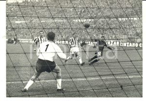 Fotografia d epoca originale 1959 CALCIO JUVENTUSGENOA Parata Giuseppe VAVASSORI su Paolo BARISON Foto 1