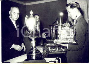 Fotografia d epoca originale 1959 CYCLING TOUR OF EGYPT Gerard LOFFLER receiving the trophy Photo 18x13 1