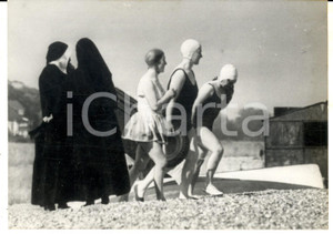 Fotografia d epoca originale 1964 DEAL KENT, UK Tre suore al bagno in spiaggia Fotografia 18x13 cm 1