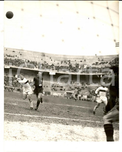 Fotografia d epoca originale 1960 ca CALCIO SERIE A MILANGENOA Azione in area di Giuseppe CORRADI Foto 1