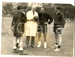 Fotografia d epoca originale 1955 MANCHESTER Gerry MORGAN trainer of GREAT BRITAIN soccer players Photo 1
