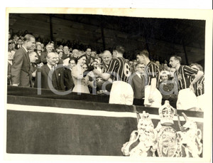 Fotografia d epoca originale 1956 Queen Elizabeth presenting the football cup  to Roy PAUL  MANCHESTER Photo 1