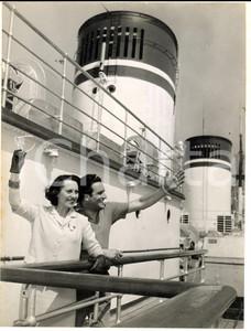 Fotografia d epoca originale 1955 GENOVA Cantanti Margherita CAROSIO Carlo ZAMPIGHI partono per tournée Foto 1