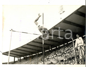 Fotografia d epoca originale 1958 TORINO ATLETICA Edmondo BALLOTTA nel salto con l asta Foto 18x14 cm 1