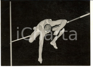 Fotografia d epoca originale 1958 MILANO ATLETICA Salto in alto  Il vincitore WHETSTINE Foto 18x14 cm 1