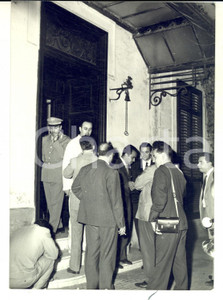 Fotografia d epoca originale 1959 TORRE DEL GRECO Giornalisti alla villa di Enrico DE NICOLA morente Foto 1