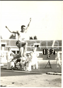 Fotografia d epoca originale 1957 ROMA Preolimpionica ATLETICA Henryk GRABOWSKI vince salto in lungo Foto 1