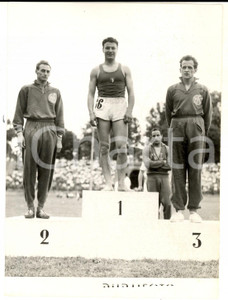 Fotografia d epoca originale 1953 MILANO Podio SALTO CON L ASTA Edmondo BALLOTTA con SCHNEIDER e OERTER Foto 1