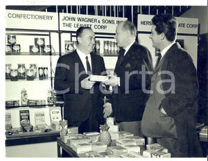 Fotografia d epoca originale 1967 MILANO Mostra Alimentare Americana  Dirigenti UPIM in visita Foto 1