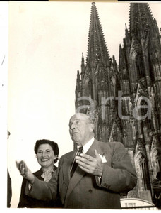 Fotografia d epoca originale 1953 COLONIA Il compositore Robert STOLZ nei pressi della cattedrale Foto 15x20 1