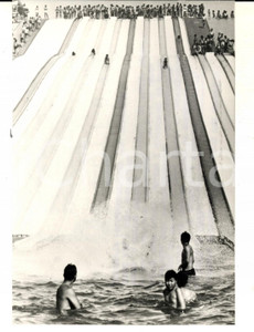 Fotografia d epoca originale 1970 FUNABASHI JAPAN Scivolo di 100 m per combattere il caldo Foto 13x18 cm 1