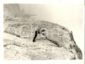 Fotografia d epoca originale 1961 BEACHY HEAD UK P. C. Harry WARD in a rescue demonstration Photo 1