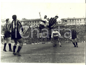 Fotografia d epoca originale 1962 CALCIO SERIE A GENOAINTER Azione con FACCHETTI e PICCHI Foto 18x13 cm 1