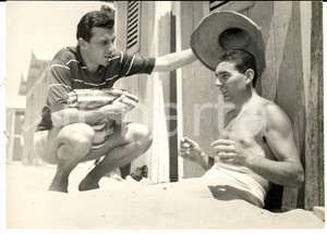 Fotografia d epoca originale 1960 ca CESENATICO Calciatori Giorgio GHEZZI e Osvaldo FATTORI al mare Foto 1