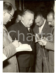 Fotografia d epoca originale 1957 ROMA Francesco COLITTO durante la crisi del governo SEGNI Foto 14x18 1