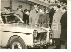 Fotografia d epoca originale 1960 MILANO INNOCENTI Vittorio GASSMAN con la nuova AUSTIN 40 Foto 18x13 cm 1