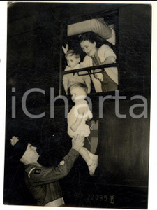Fotografia d epoca originale 1953 TRIESTE Partenza delle famiglie inglesi in treno  I saluti Foto 13x18 1
