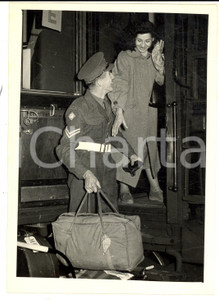 Fotografia d epoca originale 1953 TRIESTE Partenza famiglie inglesi in treno  Militari con le mogli Foto 1