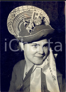 Fotografia d epoca originale 1956 MODE PARIS Bonnets de catherinettes en hommage Ã  l Espagne Photo 1