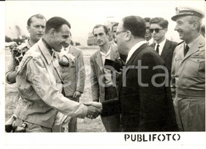 Fotografia d epoca originale 1953 PALERMO 5Â° Giro Aereo di SICILIA Franco RESTIVO con il vincitore Foto 1