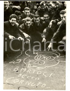 Fotografia d epoca originale 1953 TRIESTE Studenti in piazza contro il sindaco Gianni BARTOLI Foto 18x13 1
