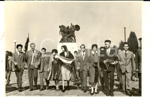 Fotografia d epoca originale 1954 TRIESTE ITALIANA Giovani in corteo con il tricolore Fotografia 18x13 1
