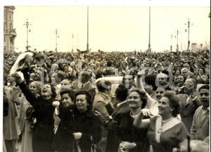 Fotografia d epoca originale 1954 TRIESTE ITALIANA Piazza dell UnitÃ  affollata e in festa Foto 13x18 cm 1