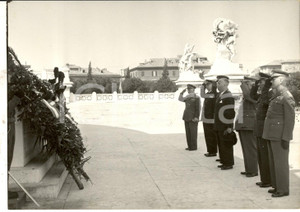 Fotografia d epoca originale 25 Aprile 1957 ROMA Paolo Emilio TAVIANI alla tomba del Milite Ignoto Foto 1