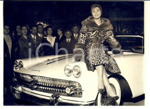 Fotografia d epoca originale 1957 TORINO Salone dell Auto  Modella posa con la nuova BUICK Foto 18x13 1