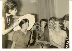 Fotografia d epoca originale 1961 MODA PARIS Mlle JENNY insegna postura a modelle Jacques ESTEREL Foto 18x13 1