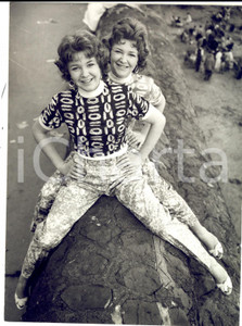 Fotografia d epoca originale 1958 LONDON Portrait of showgirls Ann and Margaret HOWLETT Photo 15x20 1