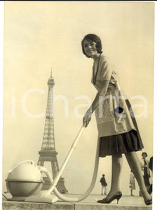 Fotografia d epoca originale 1960 PARIS TROCADERO PrÃ©sentation de l aspirateur volant Photo 14x18 cm 1