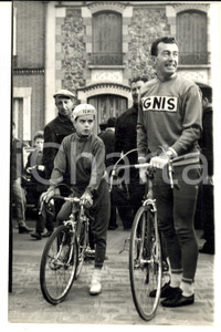 Fotografia d epoca originale 1961 CYCLISME Couse PARISNICE Louison BOBET avec son enfant Photo 14x18 cm 1