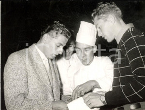 Fotografia d epoca originale 1956 CICLISMO TOUR DE SUISSE RenÃ© STREHLER e Rolf GRAF alla punzonatura Foto 1